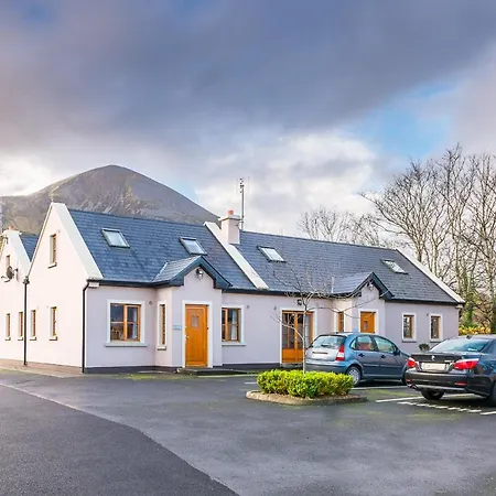 Croagh Patrick Hostel & Cottages Resort Holiday home *
